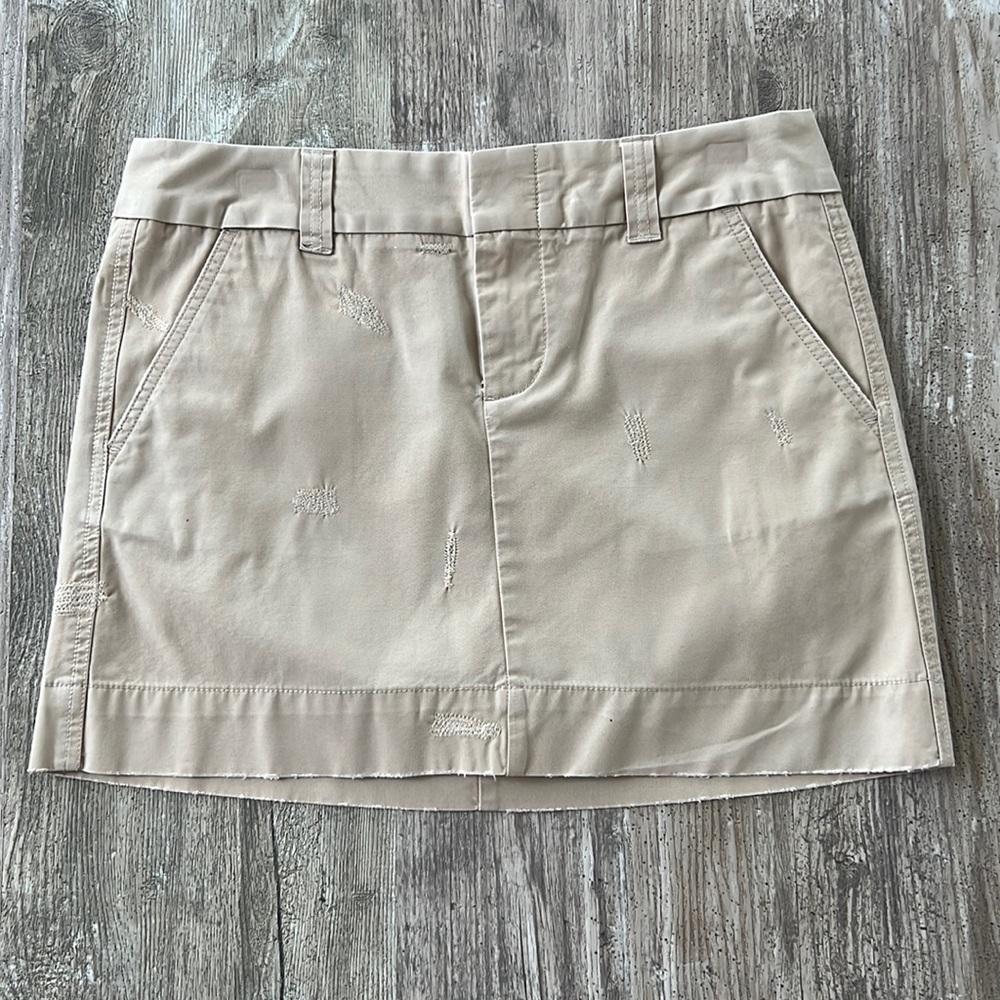 Gap favorite chino mini skirt in khaki size 4 stitch detail on front side